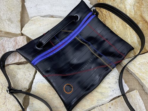 Crossbody mit Gurtband aus Upcycling-Fahrradschlauch